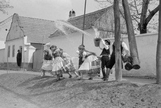 ПОЛИВАЊЕ ДЕВОЈАКА НА ДРУГИ ДАН ВАСКРСА