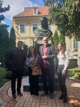 ДА МИ КАКО С ПРАВА ПУТА ДУША МЛАДА НЕ ЗАЛУТА