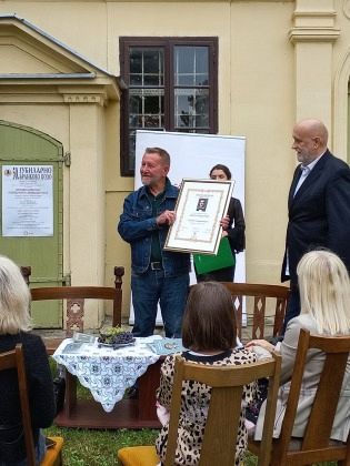 СВЕЧАНО УРУЧЕНА МЕЂУНАРОДНА НАГРАДА "БРАНКО РАДИЧЕВИЋ" ХУСЕИНУ ДЕРВИШЕВИЋУ