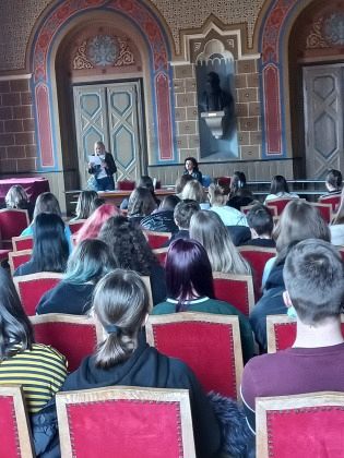 ПЕСНИКИЊА ДРАГИЦА СТОЈАНОВИЋ У КАРЛОВАЧКОЈ ГИМНАЗИЈИ