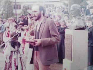 Ненад Грујичић поред Бранкове бисте у Славонском Броду, 1984.