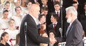 Ненад Грујичић уручује Бранкову статуету Ђорђу Сладоју