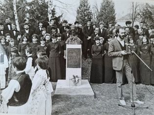 О СПОМЕНИКУ БРАНКУ У РОДНОМ БРОДУ И ЈЕДНОМ ЗЛОКОБНОМ ЗНАКУ
