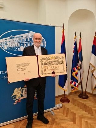 БРАНКОВОМ КОЛУ СВЕЧАНО УРУЧЕНА „ПОВЕЉА ГРАДА СРЕМСКИХ КАРЛОВАЦА“