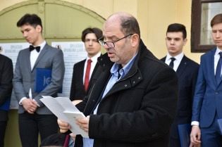 ПОЕЗИЈА СЕ ОДАЗИВА НА РАЗНА ЧУДА СВЕТА