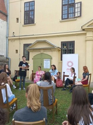 ЂАЦИ-ПЕСНИЦИ КАРЛОВАЧКЕ ГИМНАЗИЈЕ НА ПРОМОЦИЈИ НАГРАЂЕНЕ ПАНОРАМЕ