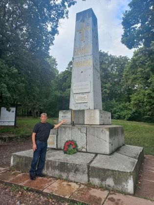 БОЖИДАР МАНДИЋ ПОЛОЖИО ЦВЕЋЕ И ПРИСЛУЖИО СВЕЋУ НА БРАНКОВОМ ГРОБУ
