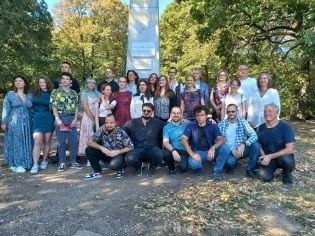 МЛАДИ ПЕСНИЦИ УЗ СТАРИ СПОМЕНИК НА СТРАЖИЛОВУ, ПОРЕД БРАНКОВОГА ГРОБА