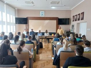 ПЕСНИКИЊА БОЈАНА КУЛИЏАН ГРОМОВИЋ НАСТУПИЛА У ИСИДОРИНОЈ ГИМНАЗИЈИ