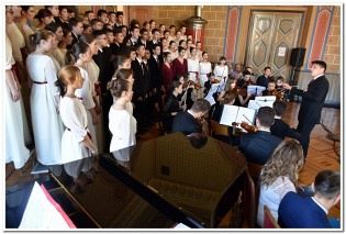 ВЕЛИЧАНСТВЕНИ ХОР И АНСАМБЛ НОВОСАДСКЕ ГИМНАЗИЈЕ „ЈОВАН ЈОВАНОВИЋ ЗМАЈ“