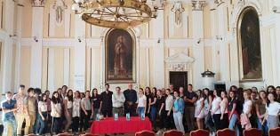 АНДРЕЈ ЈЕЛИЋ МАРИОКОВ СА НОВОСАДСКИМ ГИМНАЗИЈАЛЦИМА